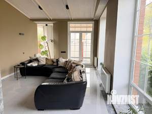 Коттедж 300м&sup2;, 3-этажный, на длительный срок, 